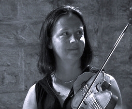 portrait de odile edouard avec un violon ä la main