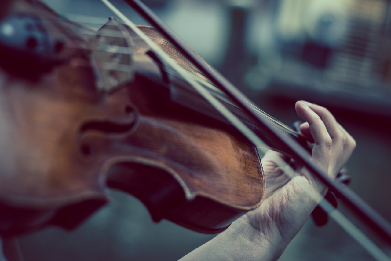 Main qui joue au violon
