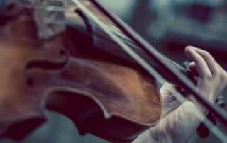 main qui joue du violon