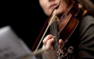 femme jouant du violon baroque