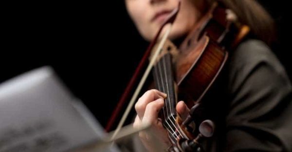 femme jouant du violon baroque